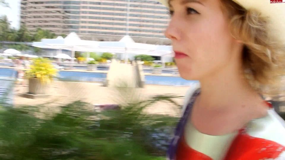 AngDesMegMDH Spermawalking cerca de la piscina