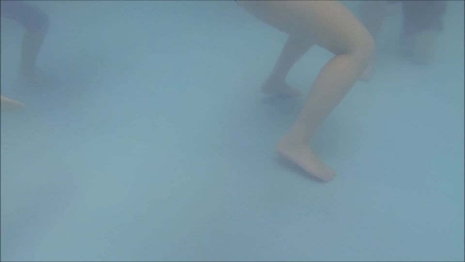Online Tube Voyeur Under the water in the swimming pool - voyeur