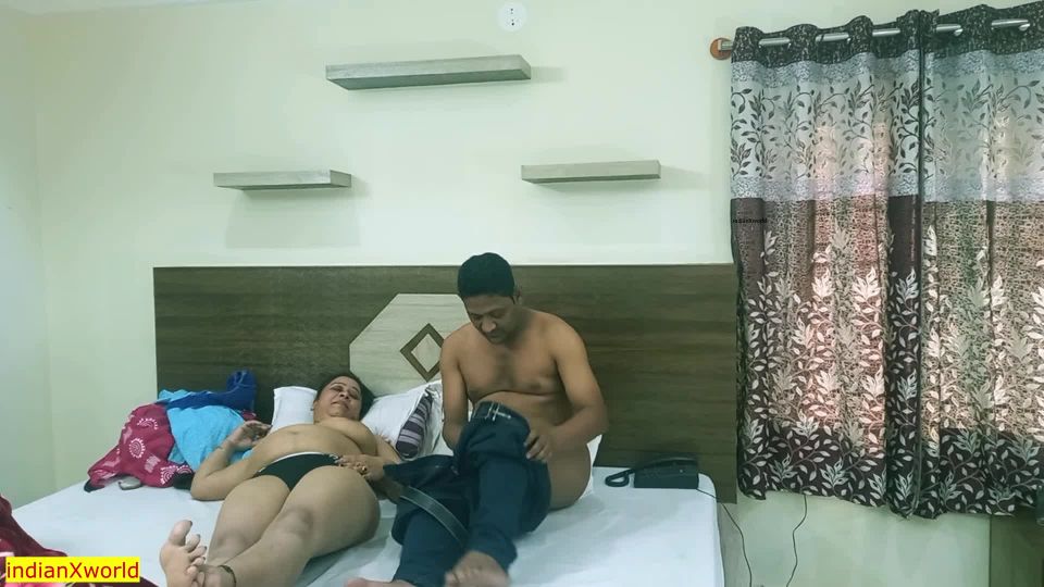 Hermosa esposa infiel invita al vecino para el sexo duro...