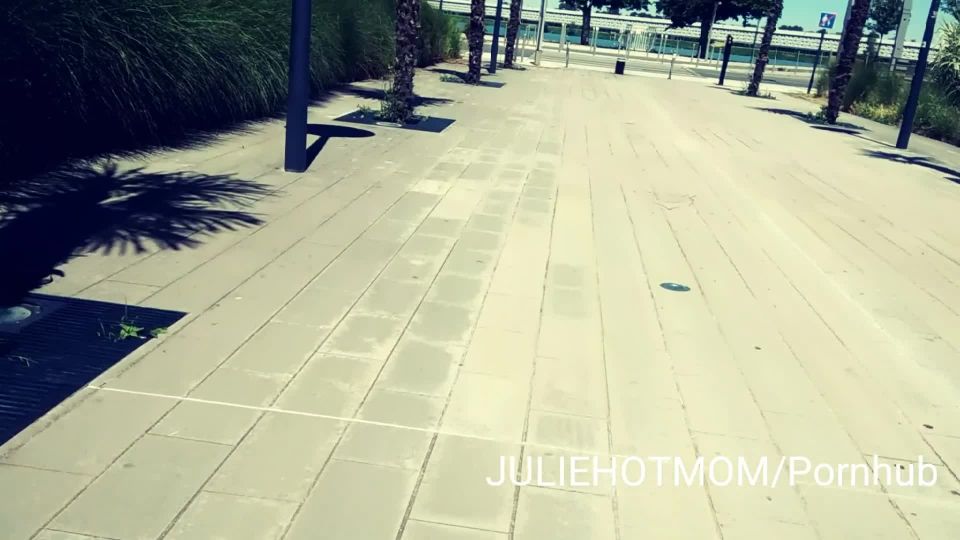 Julie Holly - baise avec beau - fils au bord du lac. 1080P - Juliehotmom