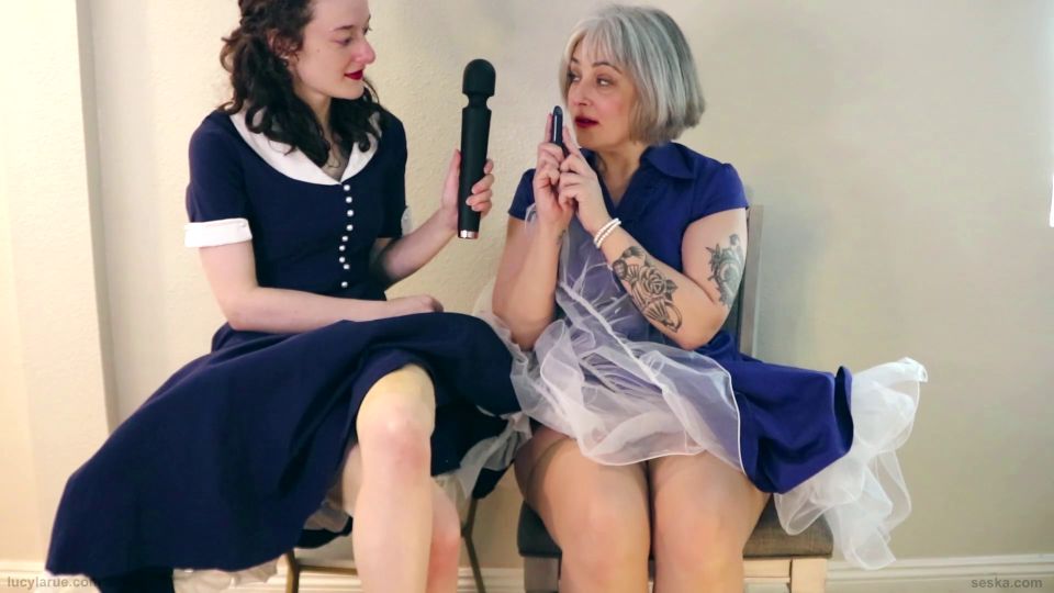 Seska 24 03 26 Lucy LaRue y Seska Nympho Retro Housewives.