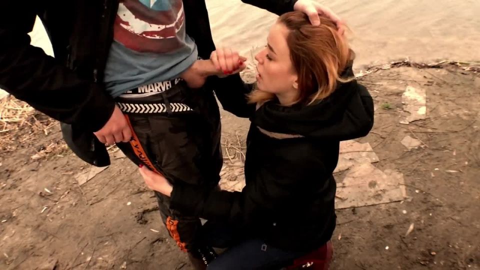 Juicy_risky_blowjob_on_a_public_beach