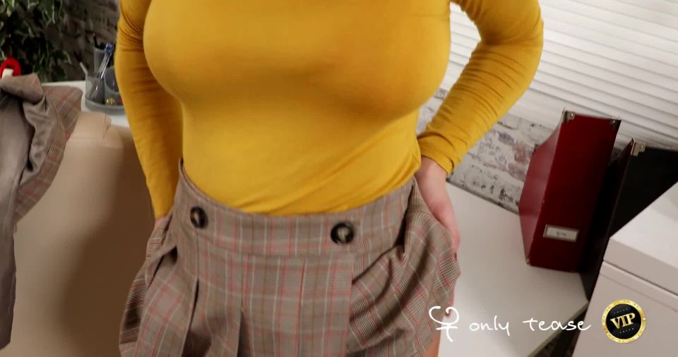 Stacey Poole in suntan pantyhose.