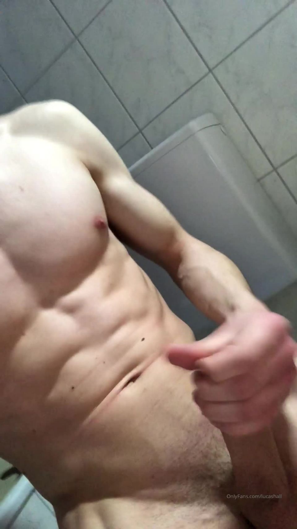 Lucas Hall () Lucashall - i was horny af in the bathroom showing everything and then my fucking phone died 17-03-2020