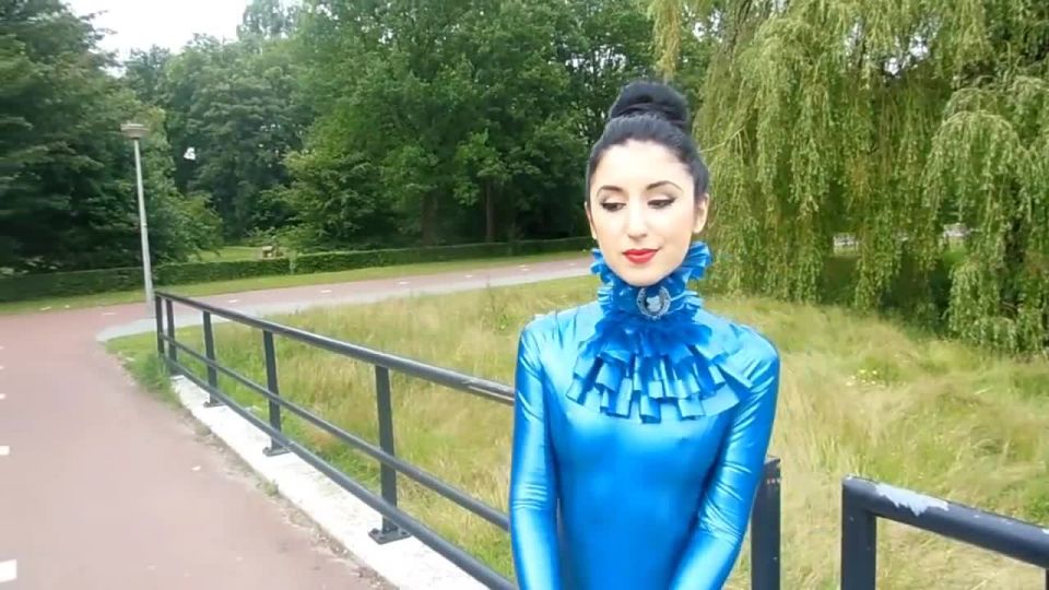 MarilynLatex Classy Latex Catsuit Walk en público (mp4)