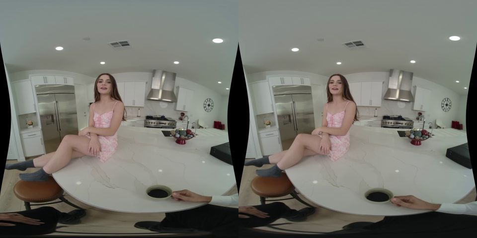 Cum On In Her Kitchen - Smartphone VR