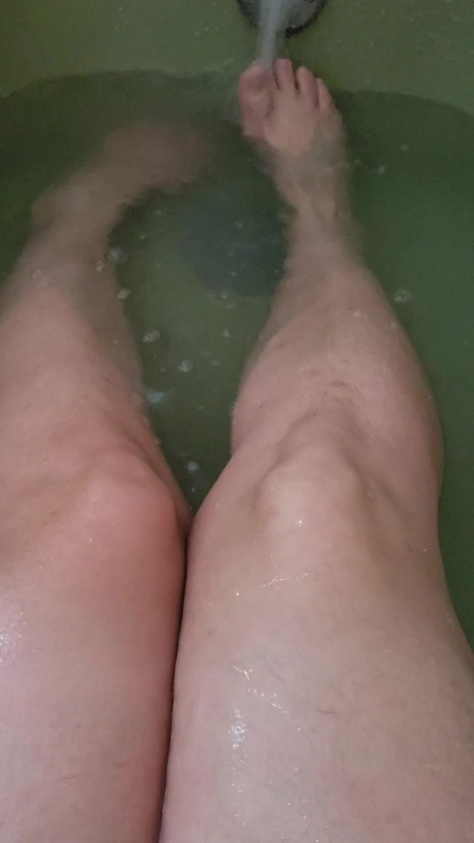 feet POV in bath webcam thevalestgal