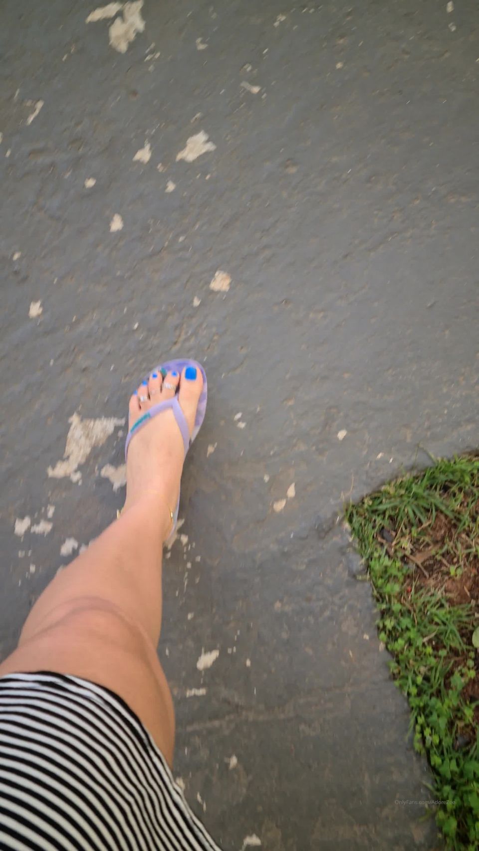 AdoreZee () Adorezee - walking around in the sun and wiggling my colored toes 19-12-2020