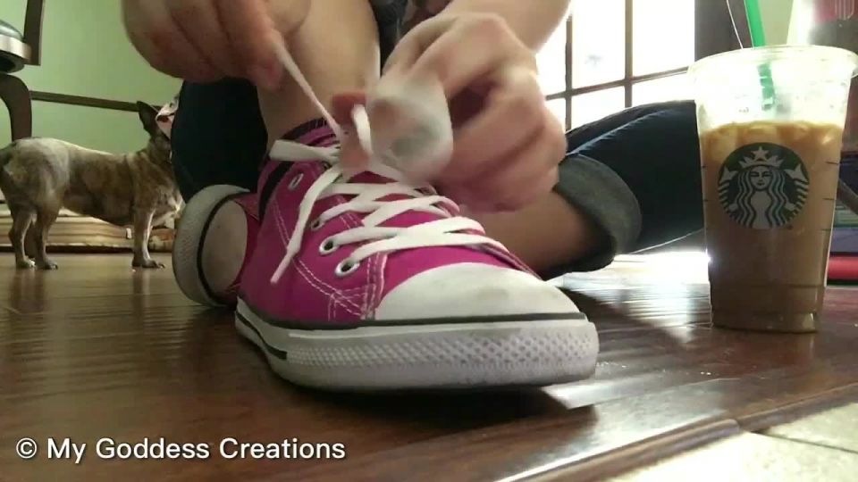 Video online Feet In Ankle Socks and Pink Converse