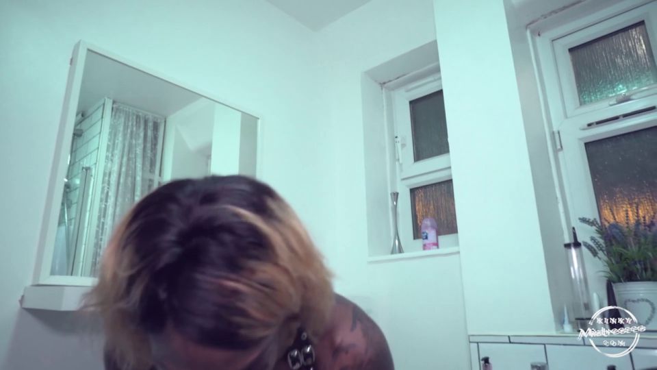 Femdom porno Femdom porno KinkyMastreses: Maestra Kiana Ordenes Humillantes aseos