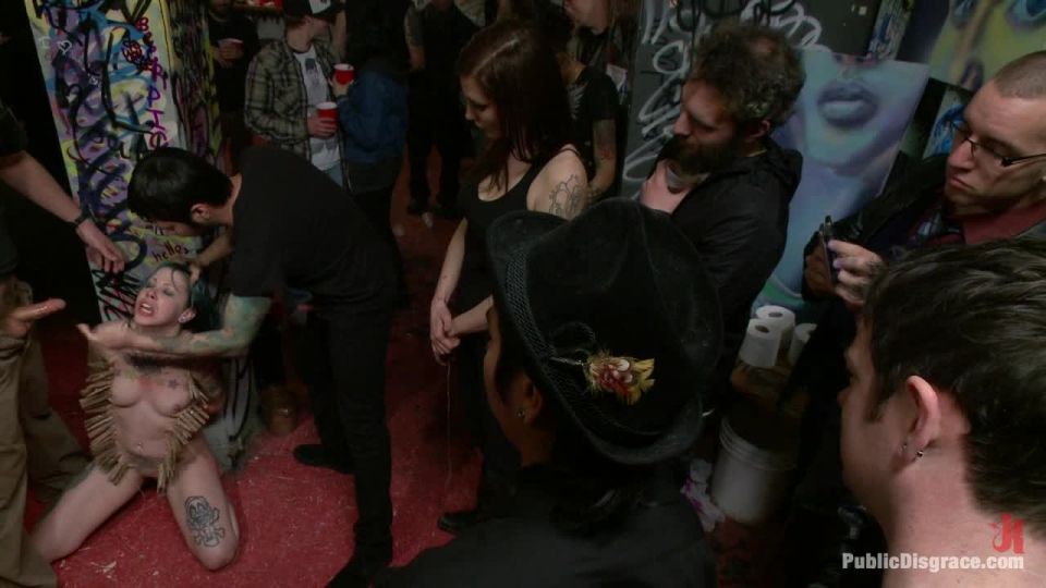 Krysta Kaos House Party (Fisting videos porno)