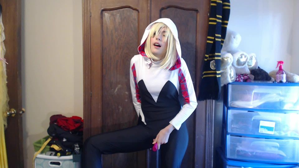 Annabelle Bestia - Gwen Stacy tries on her costume