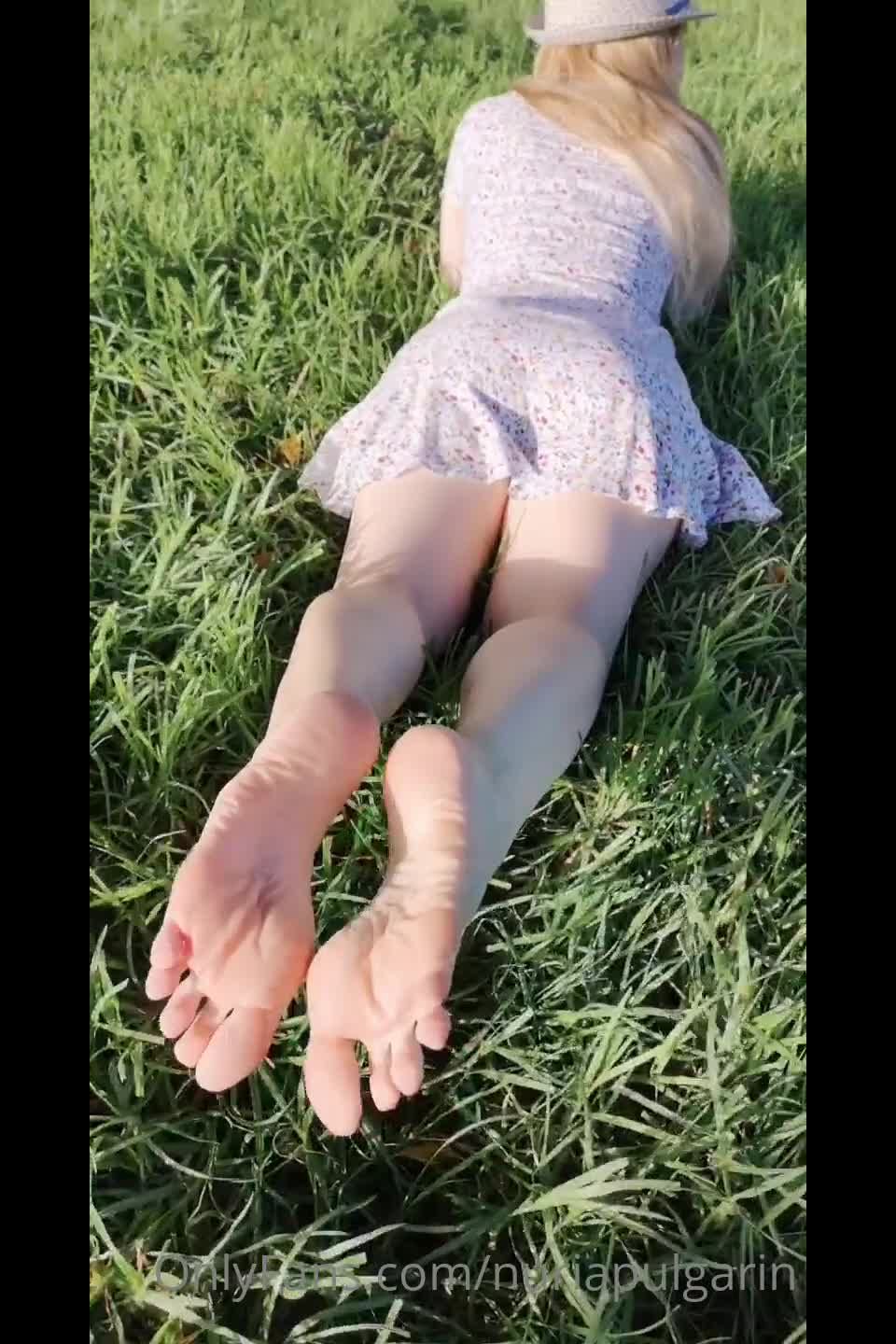 online adult clip 5 Watch Free Porno Online – nuriapulgarin 17-08-2020-100264167-The pose. Soles en el parque. (MP4, UltraHD/2K, 768×1440) on feet porn feet fetish model