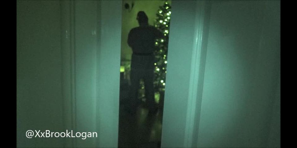 7750 Logan Emptying Santas Sack