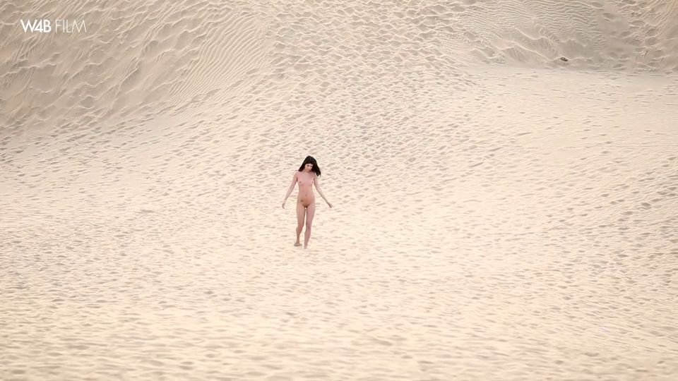 W4B Naked Brunette Girl Masturbating In The Desert