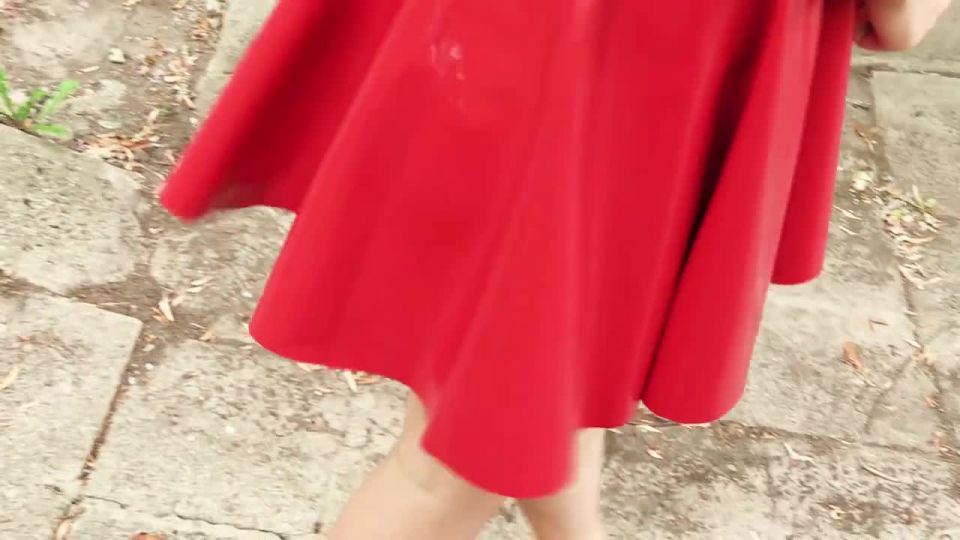 MarilynLatex Mini vestido de látex rojo y tacones altos en público (mp4)