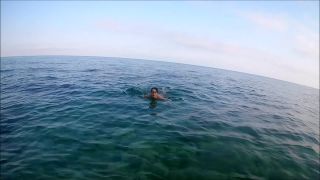 [Amateur] Public Blowjob while swimming in the sea