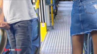 Estudante deixa estranho esfregar pau em transporte publico
