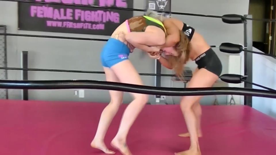 Pro luchador Ray Lyn contra Sammie la pelea de toros