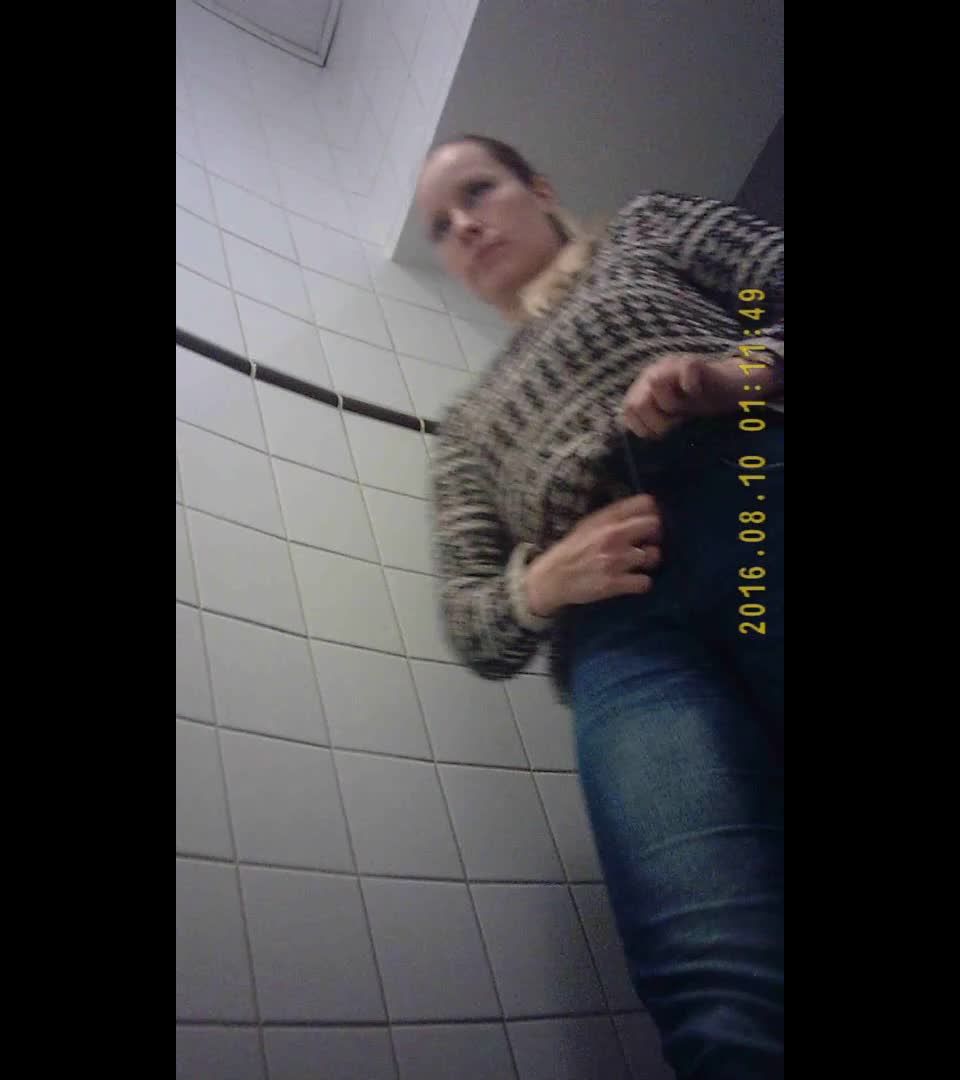 Voyeur – Student Restroom 131 - (Webcam)