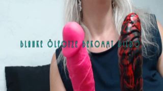 M@nyV1ds - Sandybigboobs - blanke Ölfotze bekommt Dildo