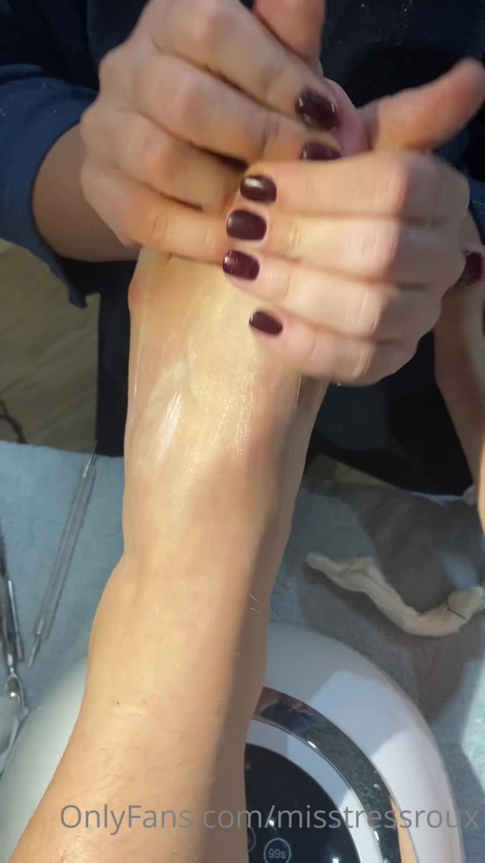 Onlyfans - GingerAlesFeet - misstressroux - misstressrouxNew pedi My nail beautician gives better foot massages than you - 03-12-2021