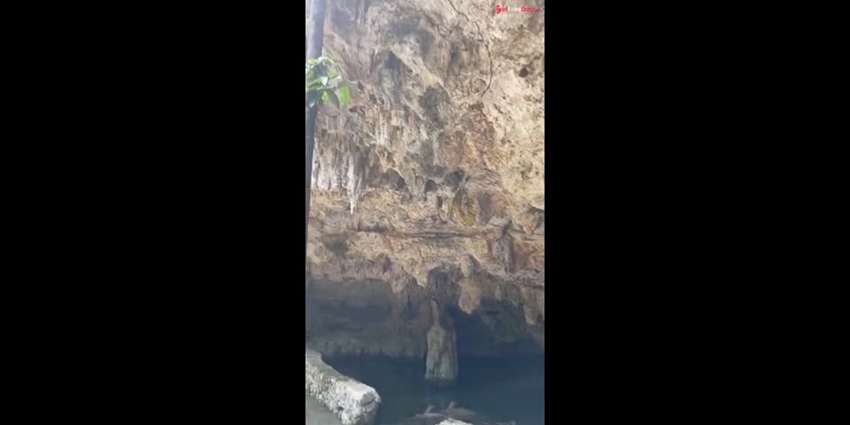 Hombre finge grabar naturaleza mientras turista latina se desnuda y accede a chuparle la verga  POV