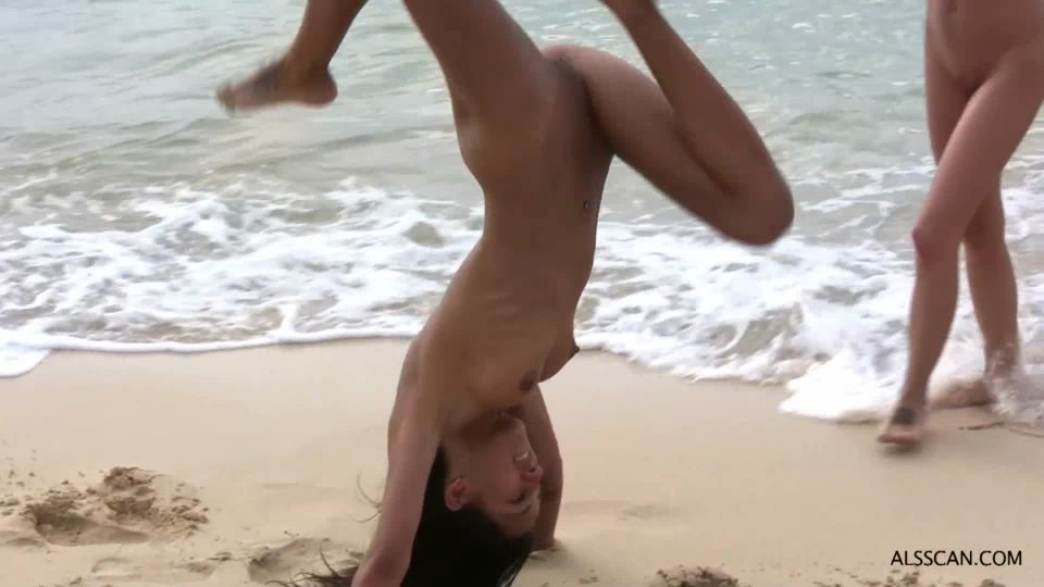 Paradise '09: Public Beach Day 3 [FullHD 1080p] - hd-dvd - lesbian 