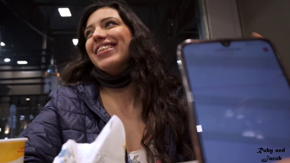 Ruby caliente - Latina ama Mcdonalds helado con cum en él y un juguete dentro de su Ultra HD/4K - Sexo público