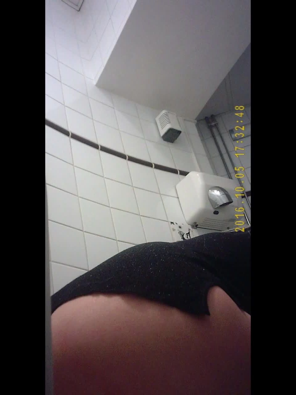 Voyeur in Public Toilet – Student restroom 85 - voyeur - voyeur 