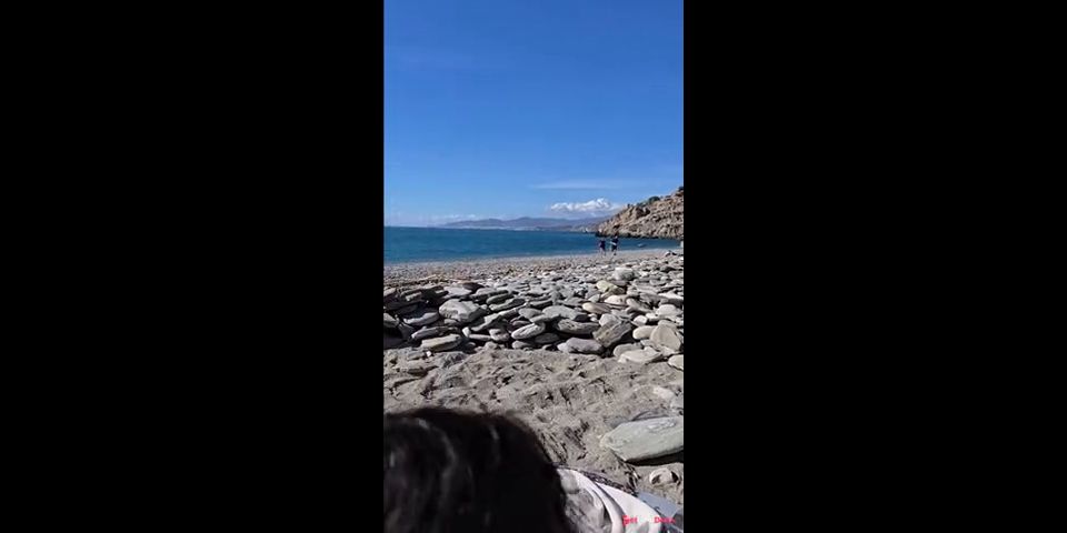 [GetFreeDays.com] Conozco a una madura sexy en la playa nudista y me hace una mamada con personas. Gran corrida. Sex Stream April 2023