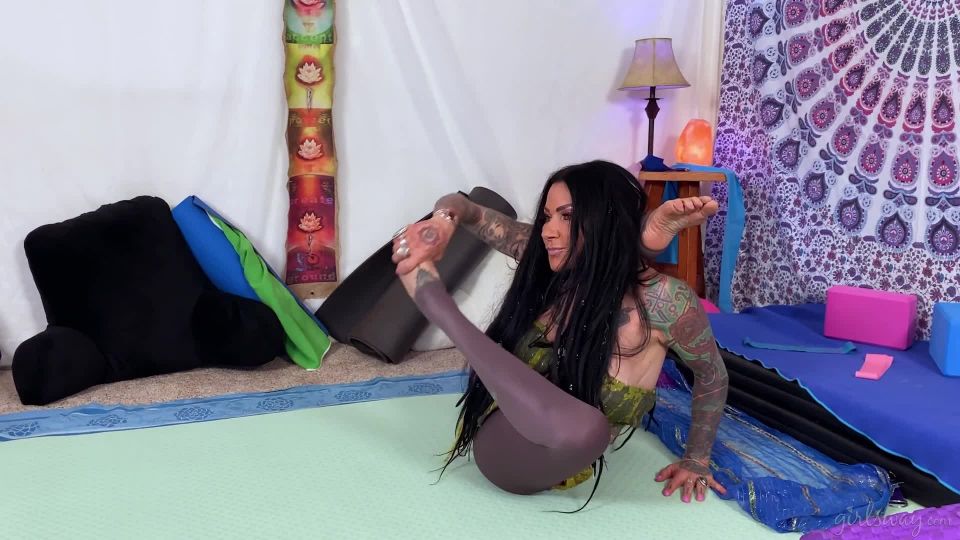 Serene Siren Jenevieve Hexxx - Cunnilini yoga