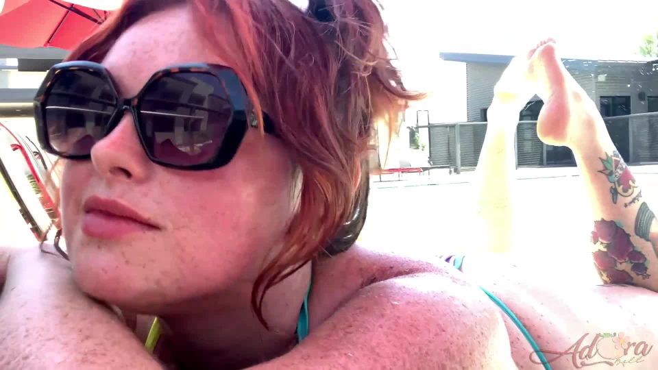 video en línea adulto 11 Adora campana – Piscina pública Adoración de pies - charla sucia - fetiche porno stella cox femdom