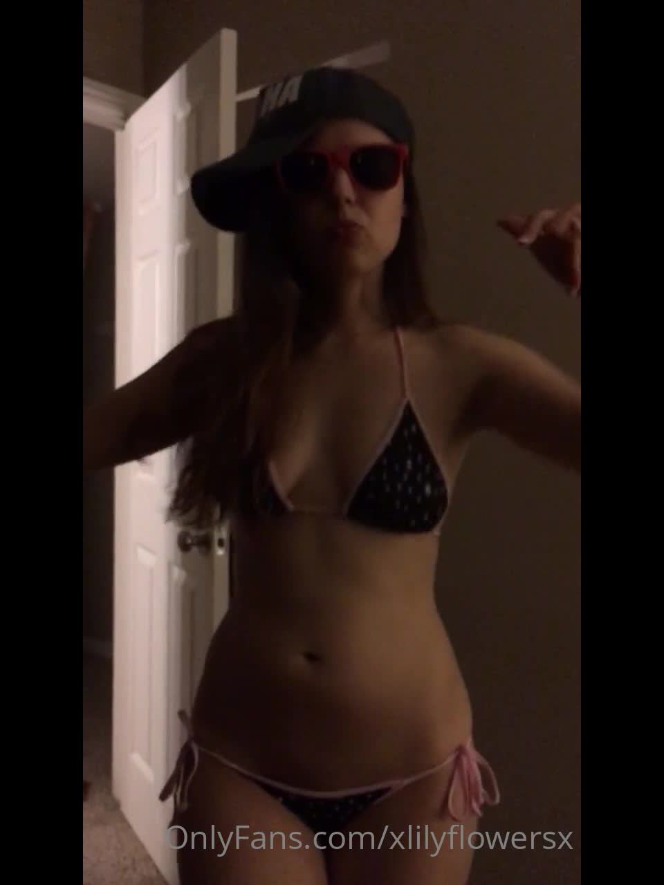 Lily Flowers - xlilyflowersx () Xlilyflowersx - throwback to being a dork and wearing my sunglasses at night 29-07-2021