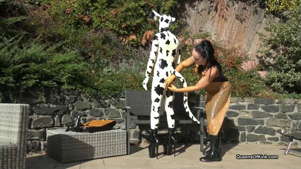 Reinas de Kink - Fetish Liza y Natalie Goth TV - Vaca de látex inspeccionada y follada etapa 1 - FullHD 1080P