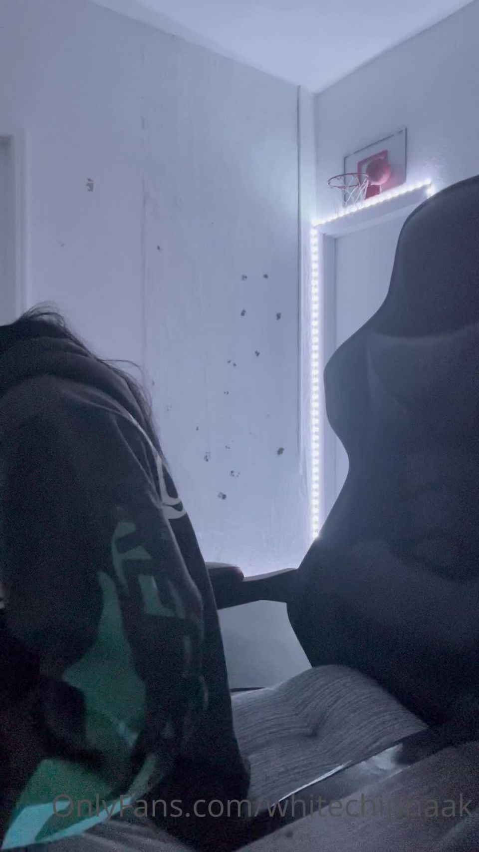 Whitechinaak Whitechinnaak - i randomly get horny out of no where so i just had to let one out so i could focus bette 24-10-2022