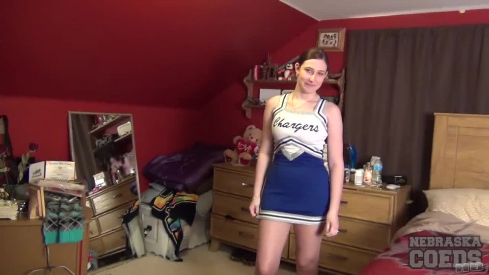 Minnesota beth dirty cheerleader dildo and finger blasting herself in bed