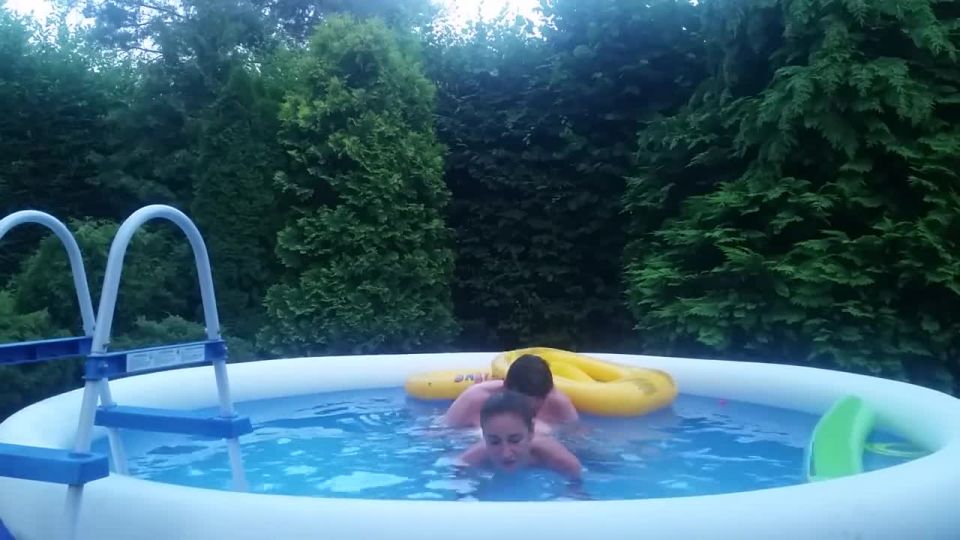 Fun_Fuck in a tiny garden pool