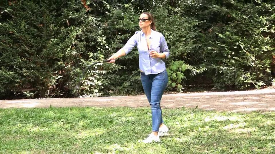 FEMDOMFOTO - Lady Iveta - Freestyle Cracking 1 (alemán).