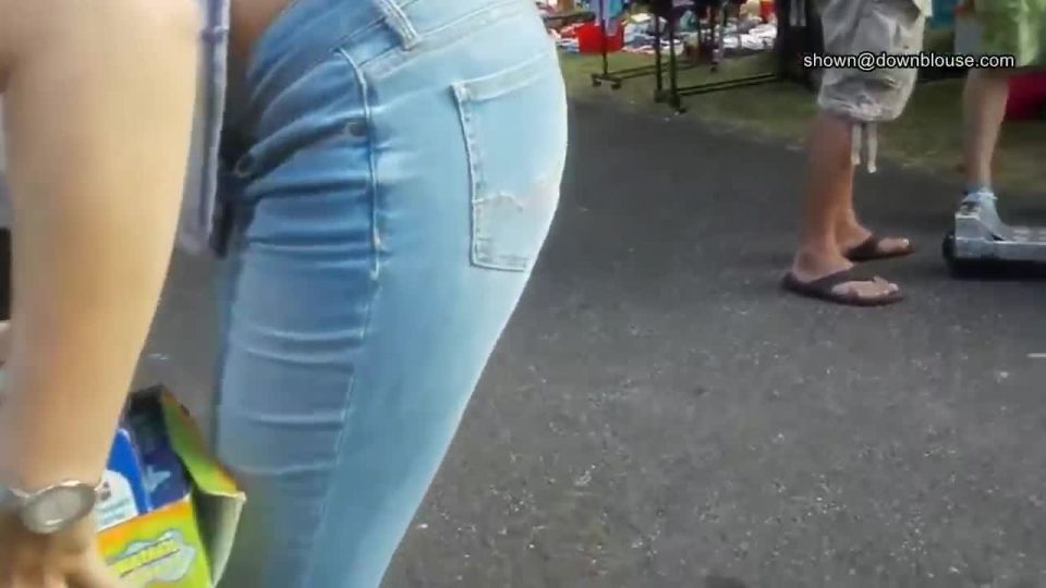 online adult clip 41 Sneaking a peek inside the blouse of a nice girl at the street market on webcam 