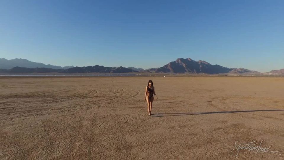 Sunshyne Monroe - Sexy Desert Goddess