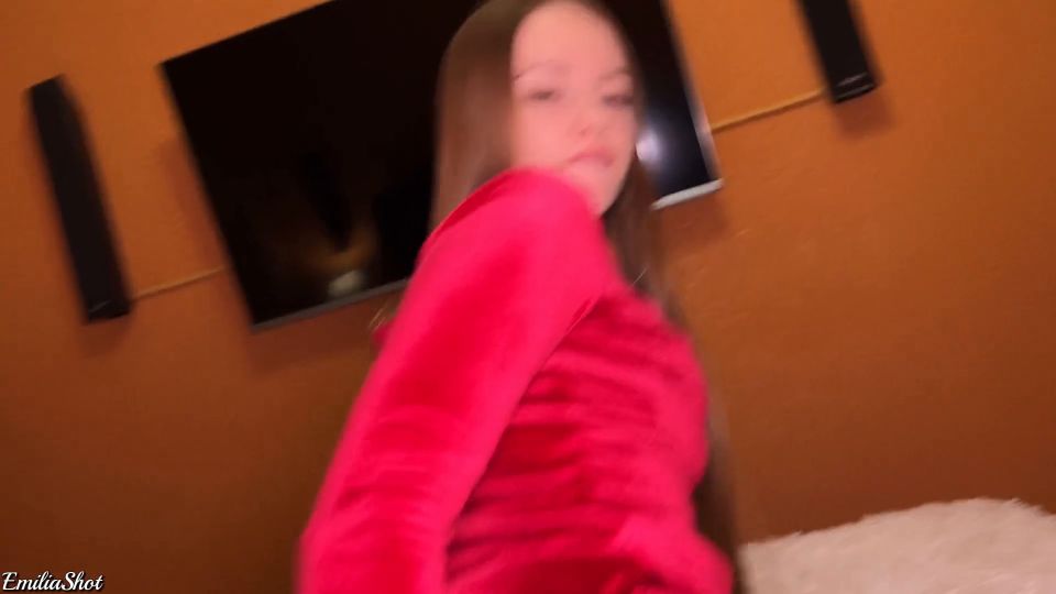 Emilia disparó al compañero de habitación vino a buscar sal y engañó a su novio (Teen)
