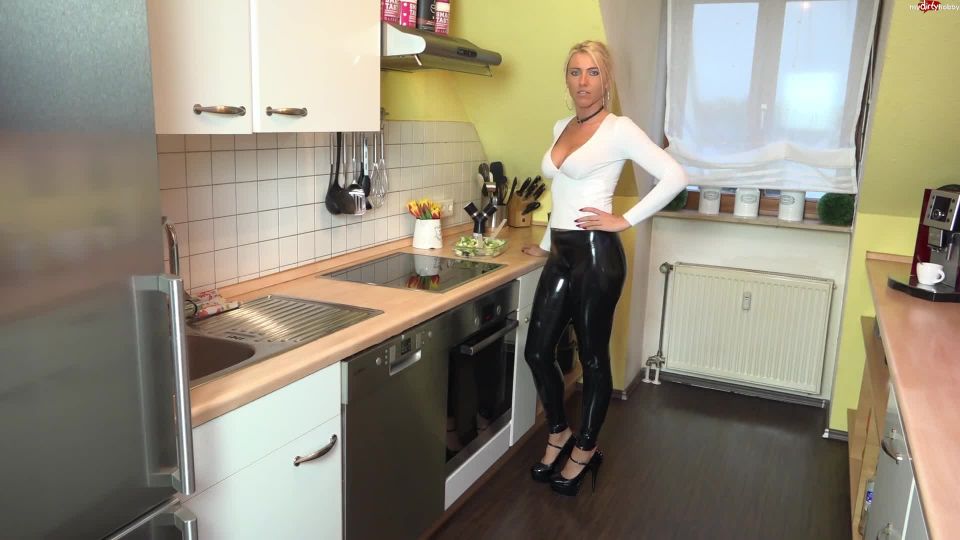 xxx clip 44 Daynia – Hemmungslos versauter Kuechenfick – Andy zerfickt die Latex-Prallarsch-An | milf | femdom porn love fetish