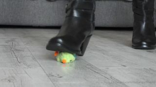 Italian Girlfriend fetish Italian Girlfriend aka italiangirlfriend - 10-22-2022 OnlyFans Video - ankle boots crush toys video