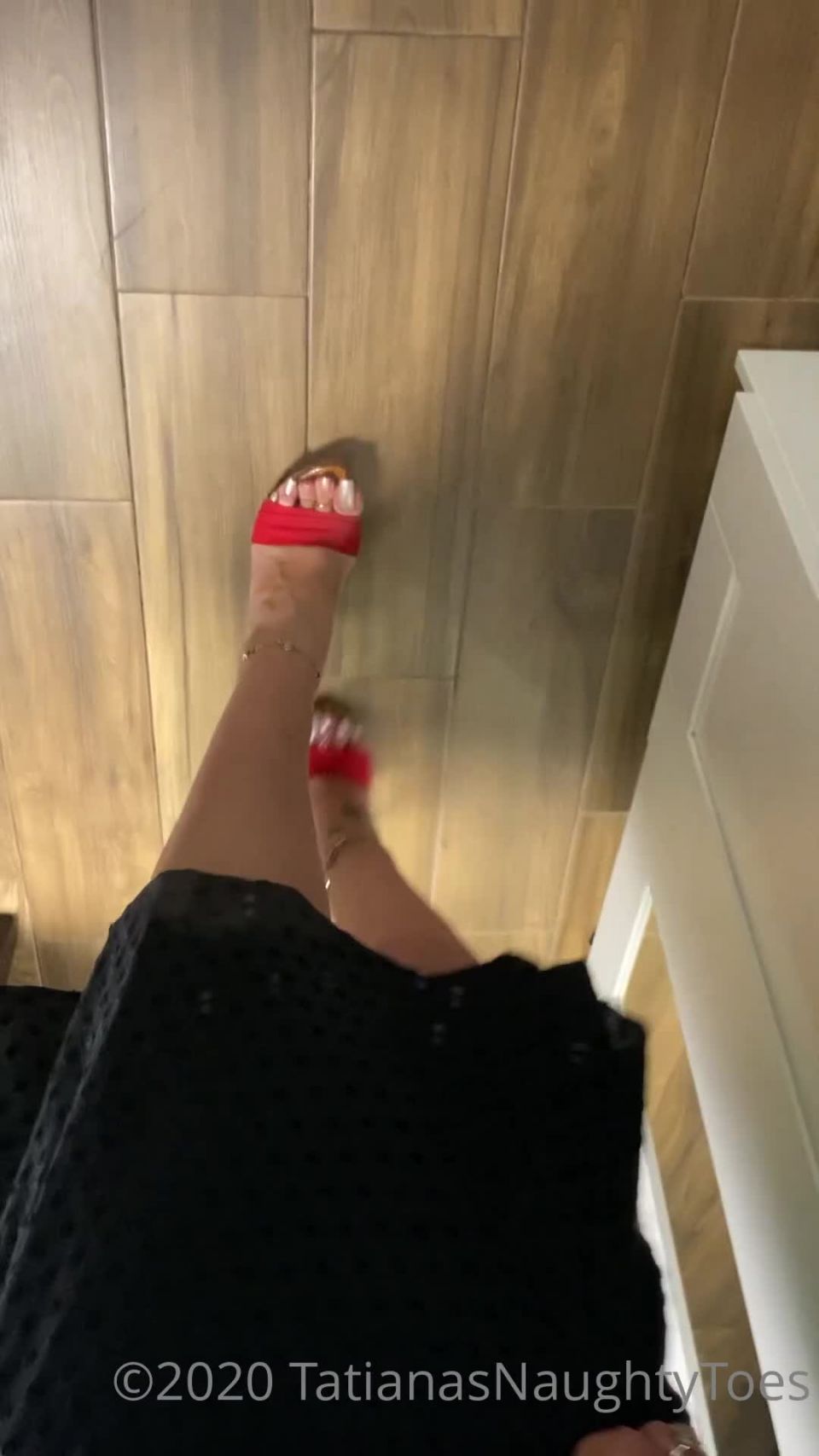 TATIANA - tatianasnaughtytoes () Tatianasnaughtytoes - new snow white pedicure red mules walking around in my red kiara mules sho 03-01-2021