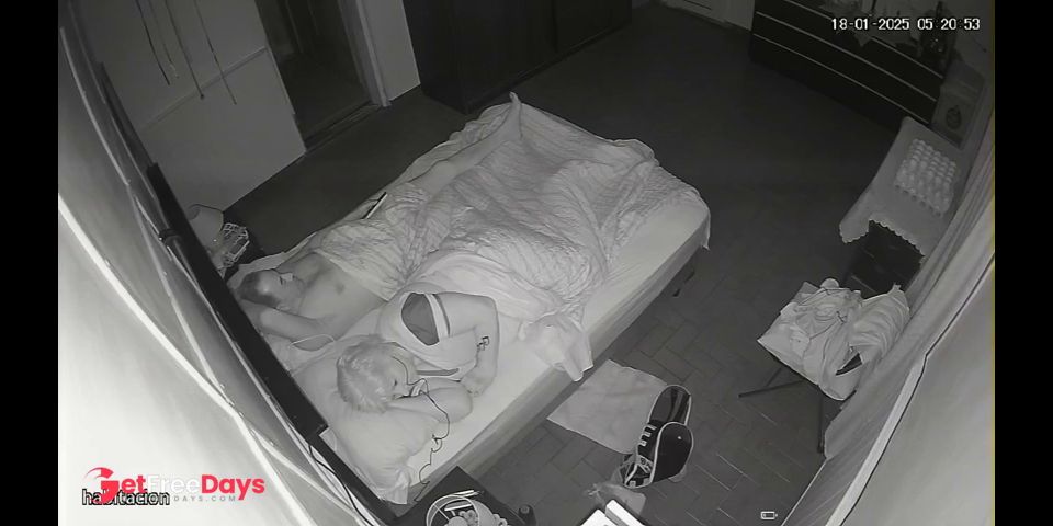 [Sleeping.Porn] Chubby blonde is trying to sleep with headphones in her ears