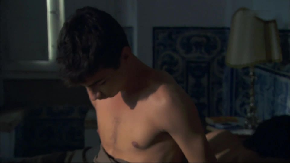 Laura Salvatore -Une Famille Formidable s10e02 (2013) HD 1080p - (Celebrity porn)