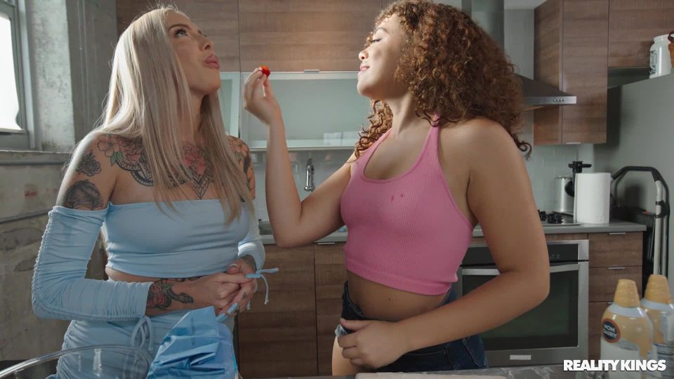 free xxx video 17 Willow Ryder, Cassidy Luxe - Baking With Babes on big tits porn blonde sex slave blonde sex slave