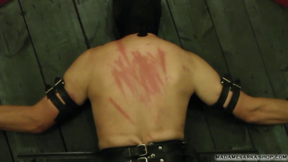 Femdom porno Madame Sarka - No hay perdón para un esclavo que la mantiene esperando Femdom