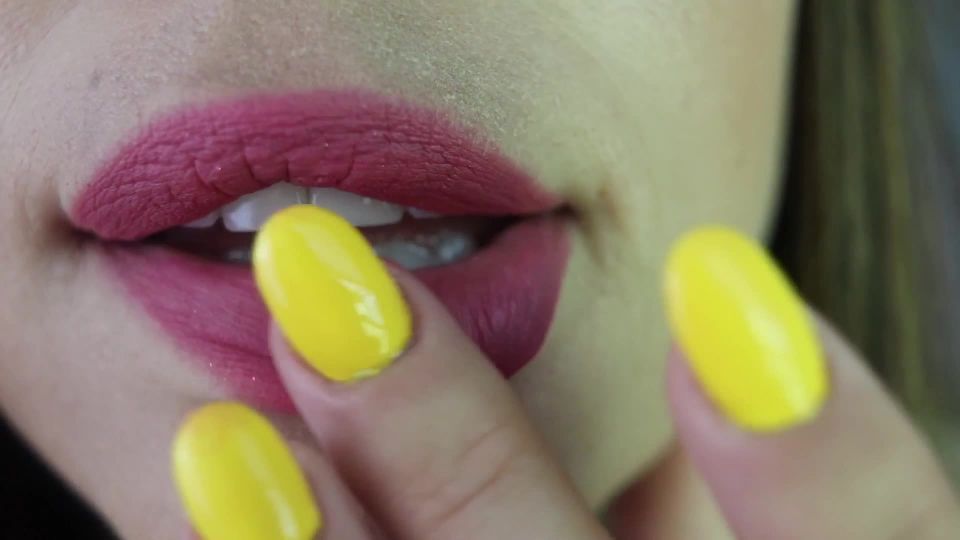 Milf Paradise – Yellow Nail Polish Squirt Fisting!